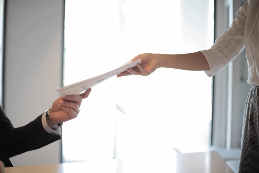 tout sur le mandat immobilier: différences entre mandat simple et exclusif, responsabilités, durée, frais et conseils pratiques pour sécuriser votre vente.