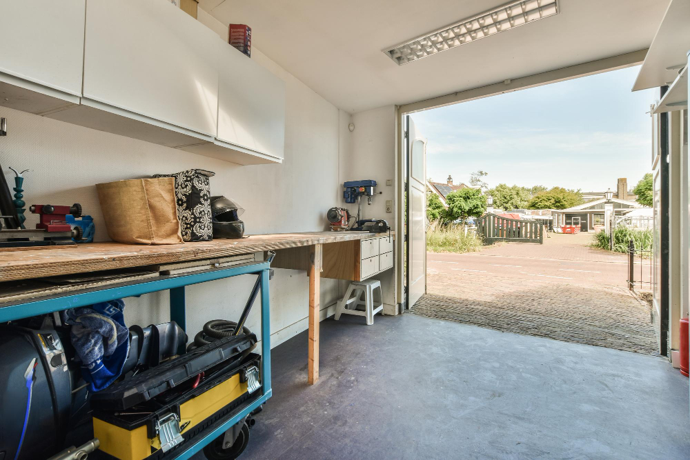 découvrez comment optimiser votre garage pour maximiser l'espace, organiser efficacement vos outils et créer un espace fonctionnel et agréable. conseils pratiques et astuces pour un garage bien rangé.